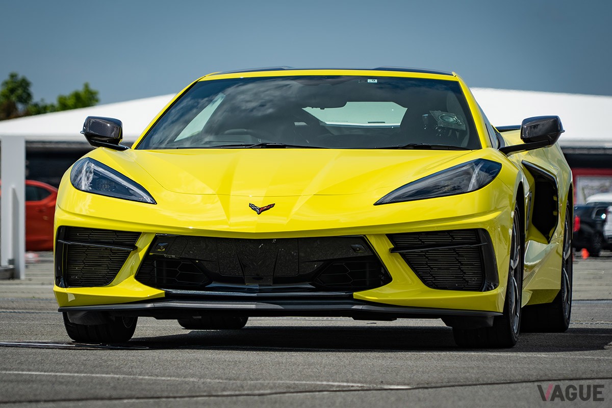 2022年に登場した現行モデルの“C8”。伝統のフロントエンジン／リアドライブのパッケージからミッドシップカーへと大変身。エンジンのドライサンプ化もおこなっています