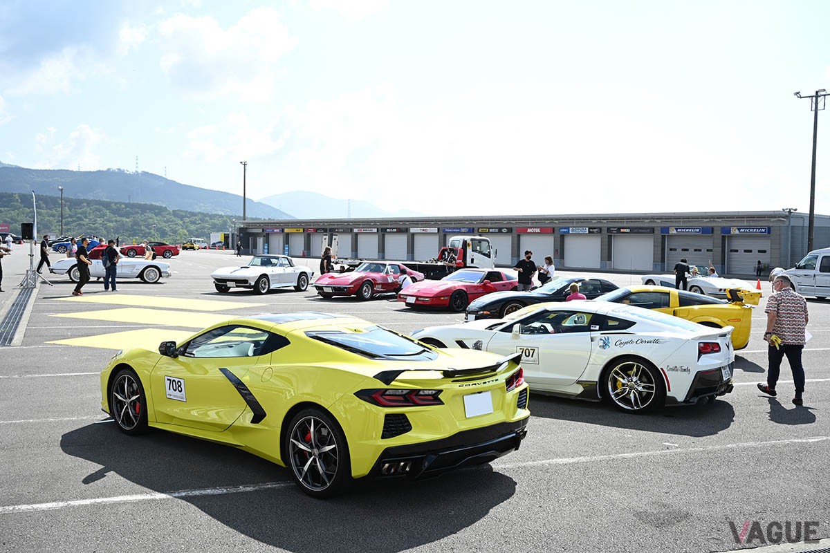 パドックには歴代のコルベットを展示