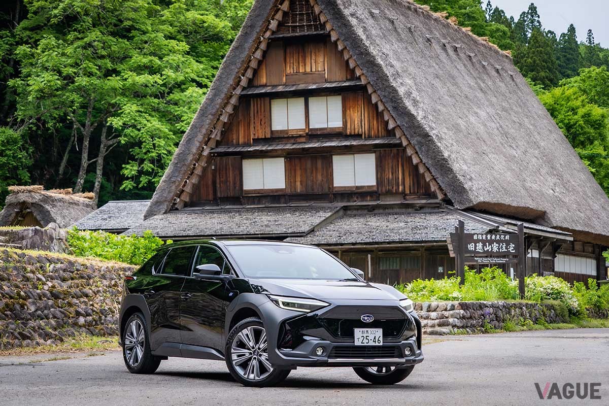 おごそかな合掌づくりの建物の前でも存在感を放つソルテラ