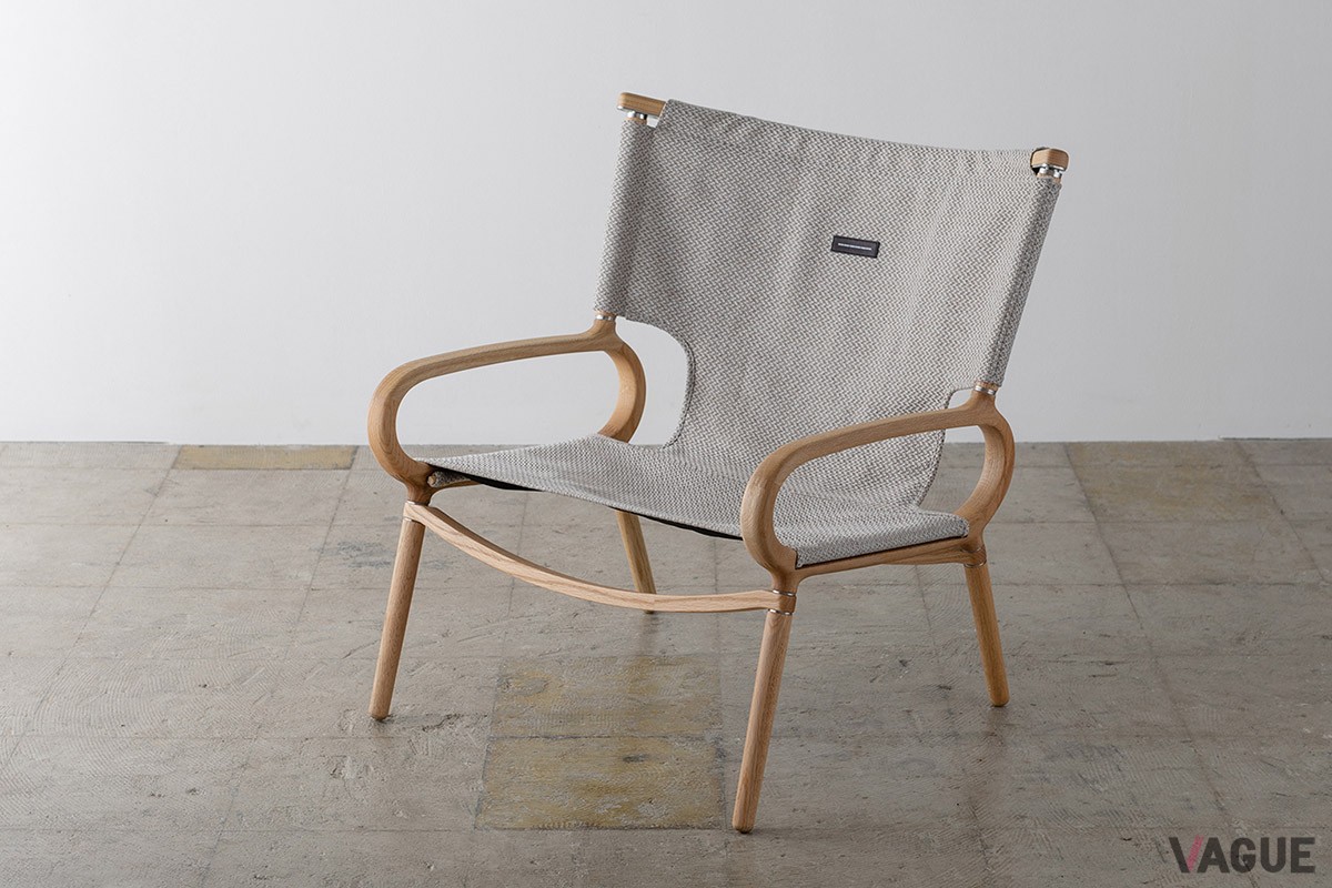 オークのフレームにテクスベージのファブリックを合わせた仕様