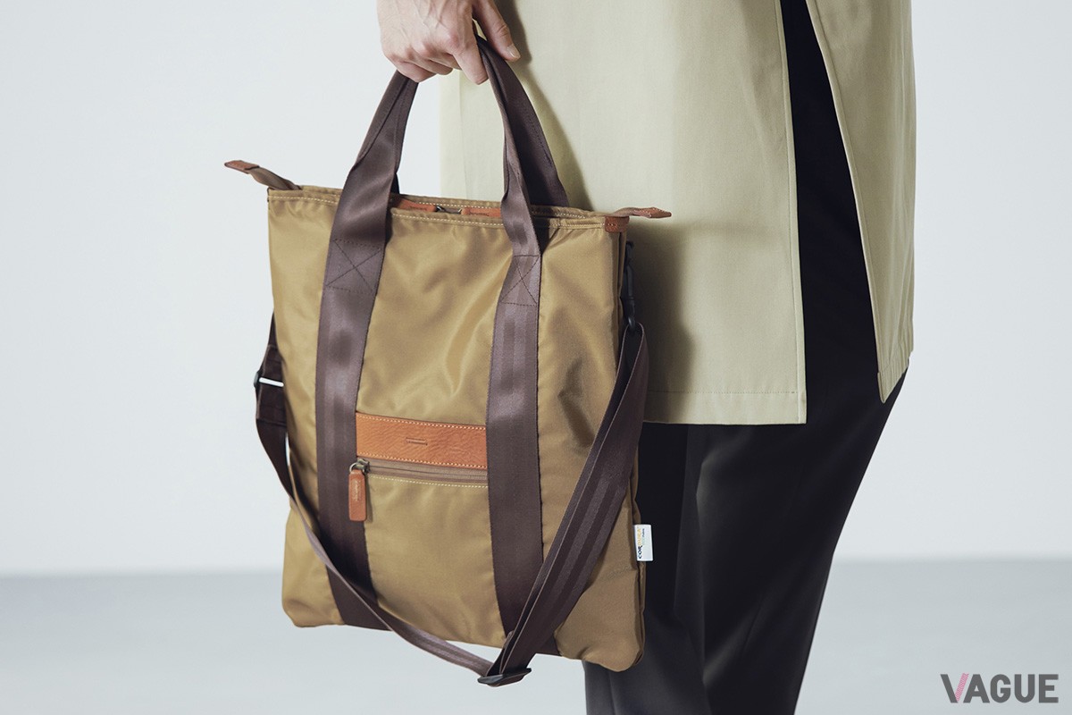 「NYLON CORDURA ECO 2wayスリムトート」は、マチのないすっきりとした2ウェイ仕様のトートバッグ