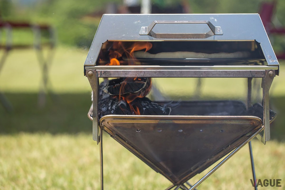 オプションには、500℃の高火力でピザを焼ける「フィールドオーブン」（3万8500円）も。オーブンの上に炭を載せればグラタンなどオーブン料理も可能だ