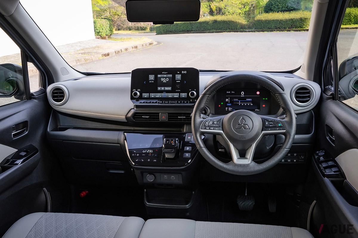 運転席回りのデザインやレイアウトはベースモデルに通じるが、シフトセレクターの刷新など細部は変更されている