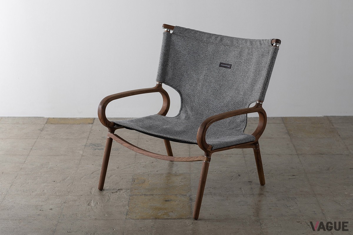 ウォルナットのフレームにテクスグレーのファブリックを合わせた仕様