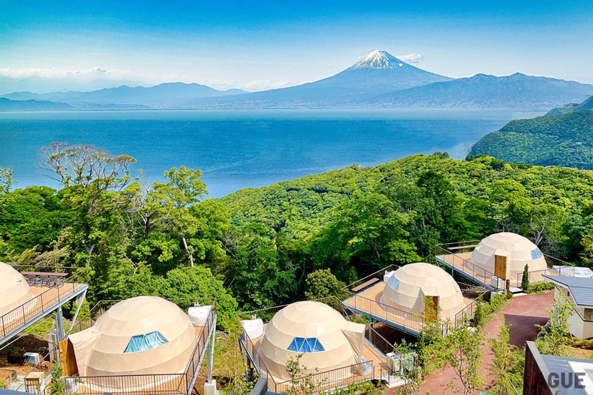 富士山を臨める西伊豆エリアのグランピング施設「UFUFU VILLAGE」内にオープンした、大自然を感じながらキャンプライフを満喫できる「西伊豆 天空テラス」