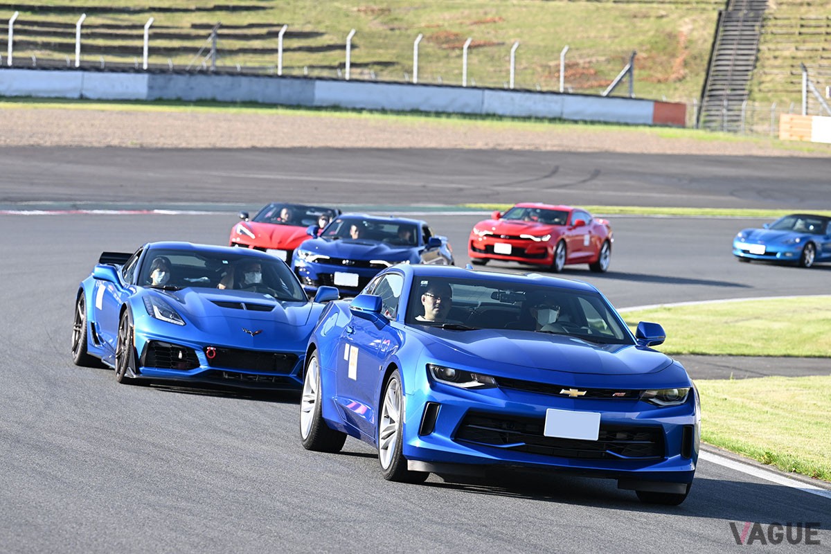 閉会式を兼ねて開催されたパレードラン。富士スピードウェイのレーシングコースを157台ものシボレー車が切れ目なく埋め尽くす光景は圧巻