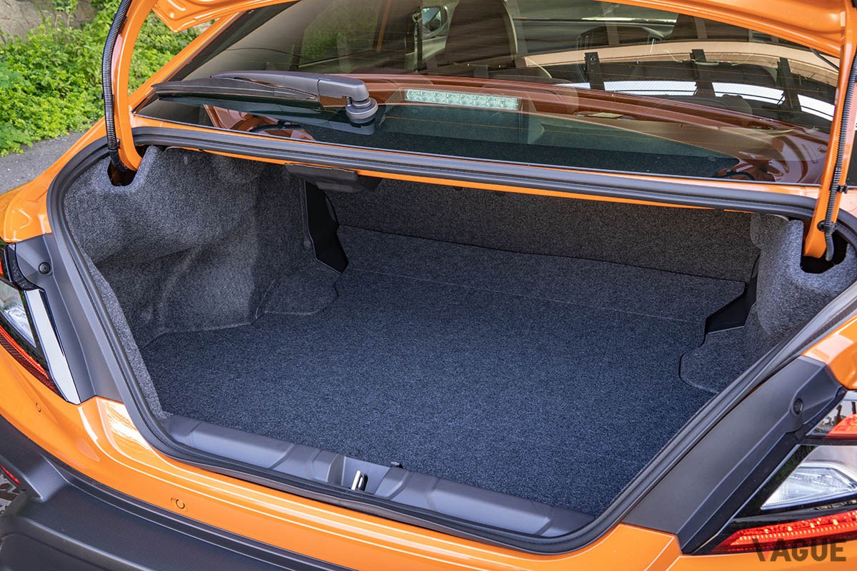 しぼり込みの強いリア回りのデザインが特徴の新型WRX S4だが、ラゲッジスペースは幅や高さなどが大きくなり、荷室容量もわずかに拡大している