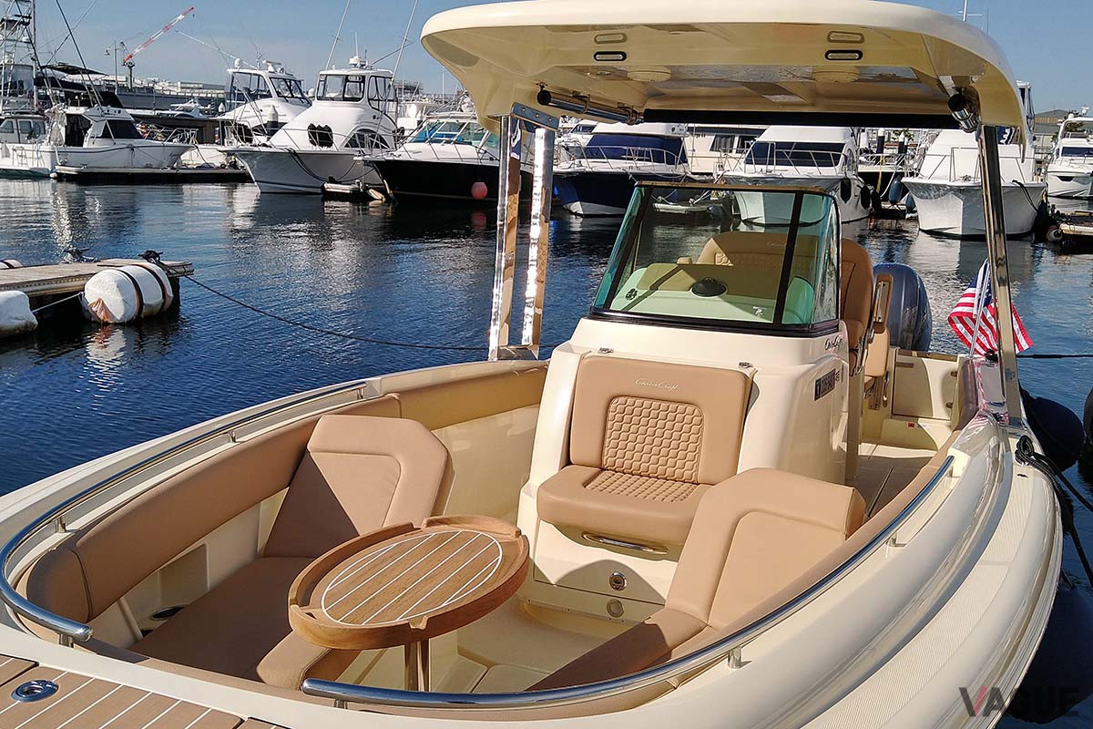 クリスクラフトの魅力は、優れた船体デザインだけでなく、内装に使う素材や色のセンスにもある。オーナー好みに仕上げることも可能