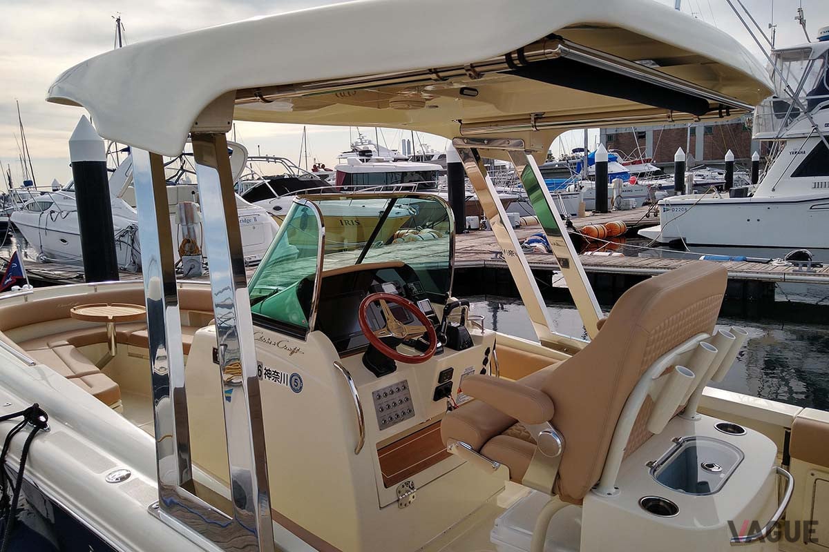 ハードトップには電動のサンシェードも備わる。頑強なルーフのステーは鏡面仕上げでラグジュアリーさを醸し出す