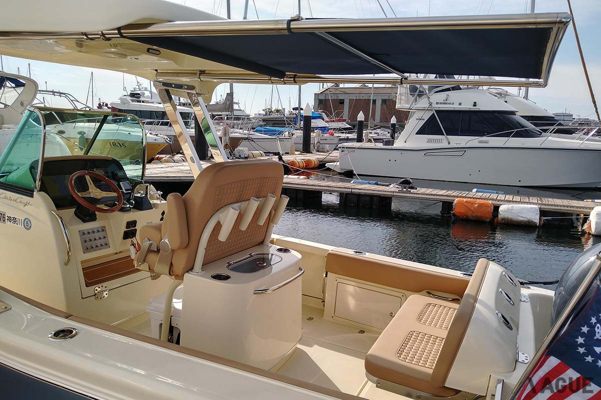 アフトデッキ（後部）まで覆う電動サンシェードを装備。日差しの強い時には、とてもありがたい装備だ