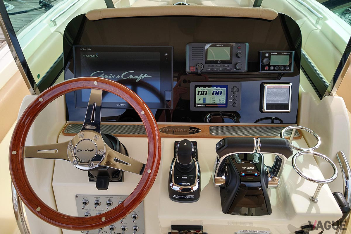 視認性も操作性にも優れたヘルムステーション（コックピット）。オーナーの好みでセットアップは自由に変えられる