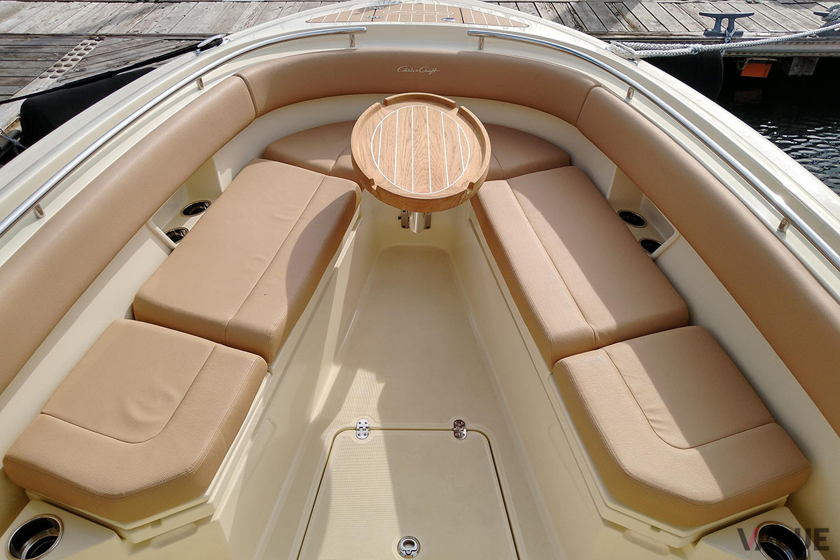 ソファーを配したラグジュアリーなバウデッキ（船首デッキ）。仲間や家族とのクルーズや船上パーティもOKだ