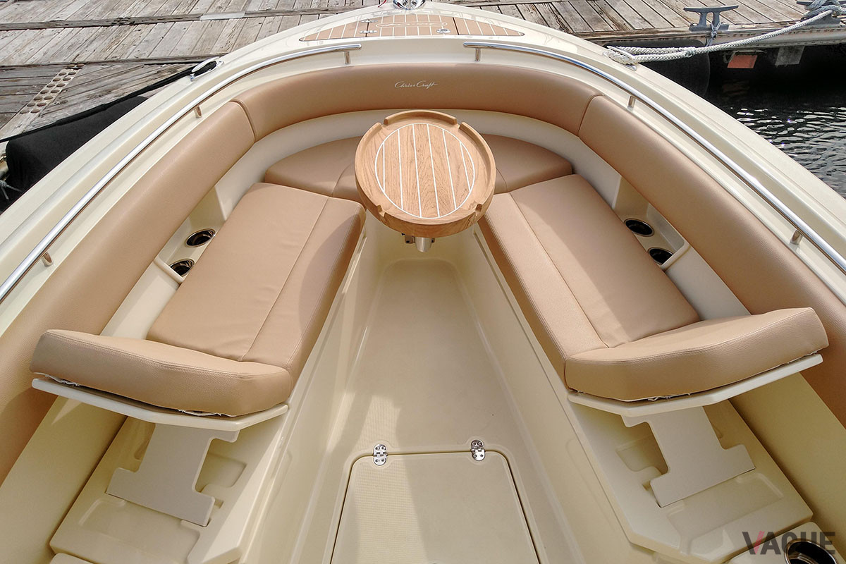 ソファーはリクライニング可能でビーチチェアのように寛げる