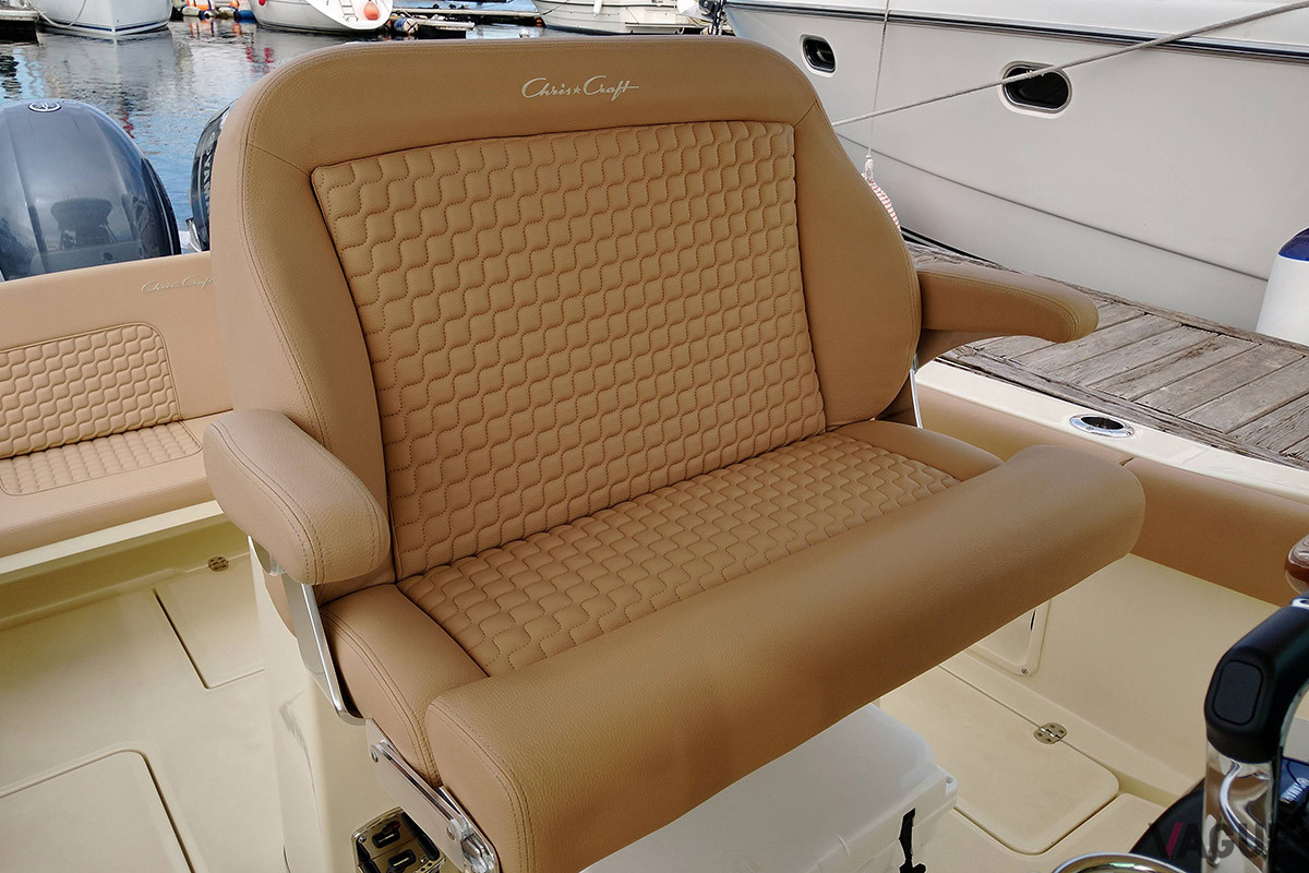 ステッチも含めハンドメイドで仕上げられるヘルムシートは船長一人だけでなく、二人掛け。二人だけの贅沢なクルーズも楽しめる