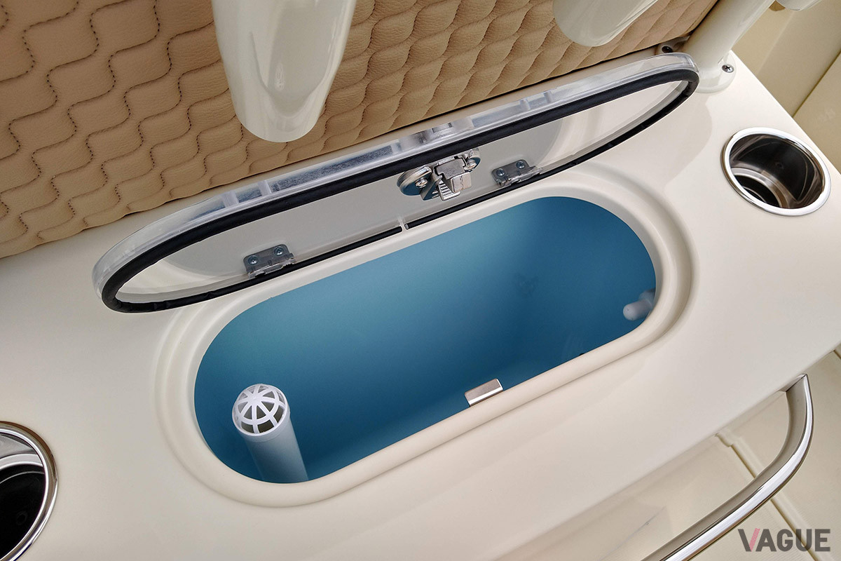 ヘルムシート背後にはイケス兼クーラーを装備。高さも確保されフィッシングにもパーティにも使いやすい