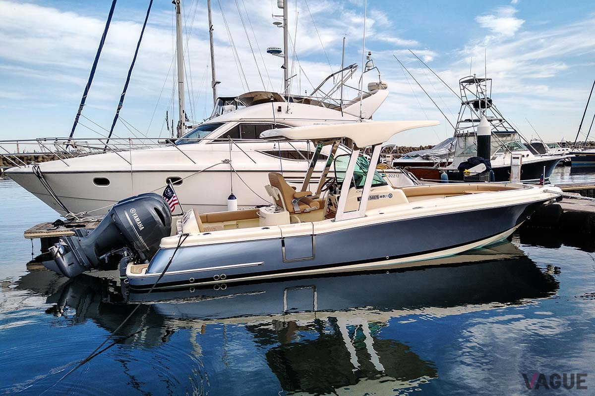 船体横には開閉式のハッチ（ゲート）が備わり、乗降がラクにできる。女性や子供にも優しいエレガントな装備だ