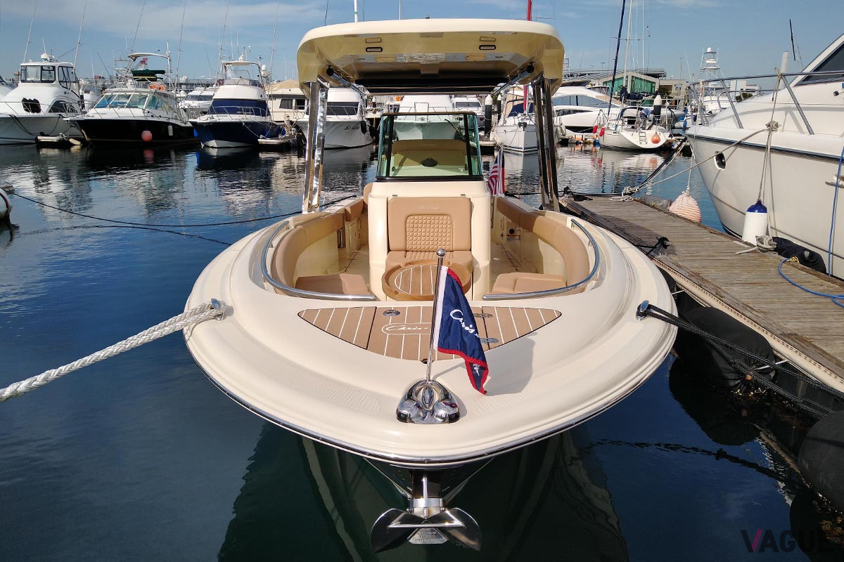 クリスクラフトのボートは、より大きなプレジャーボートにも負けない優雅な雰囲気に溢れている