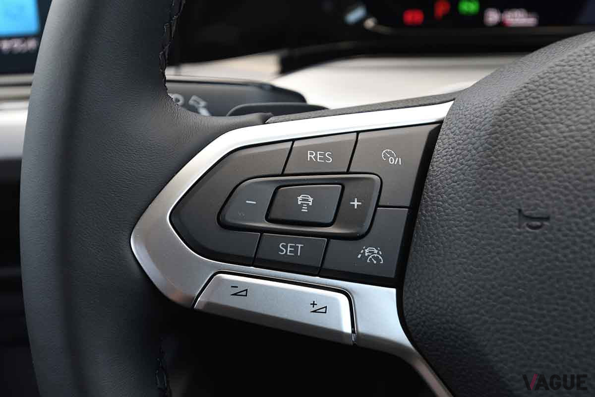 VW新型「ゴルフ」の左手側ステアリングスイッチ