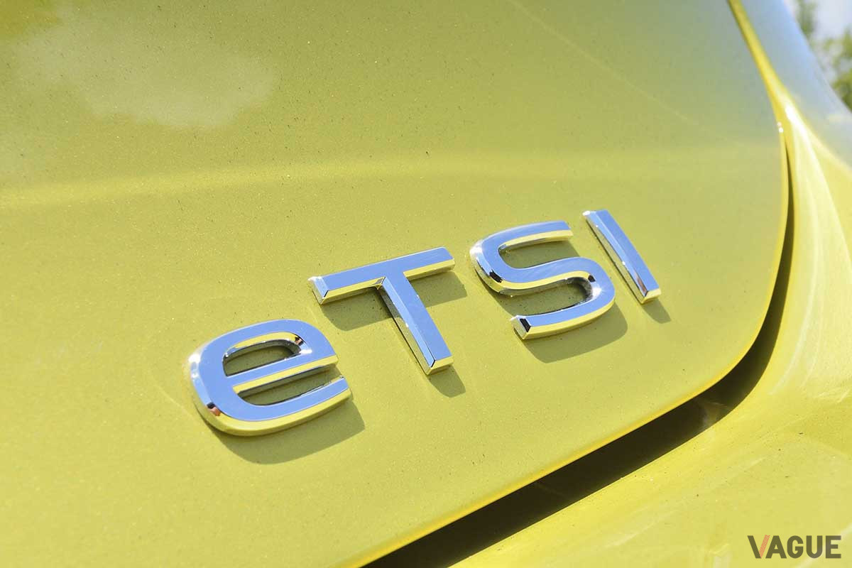 VW新型「ゴルフeTSI スタイル」のエンブレム