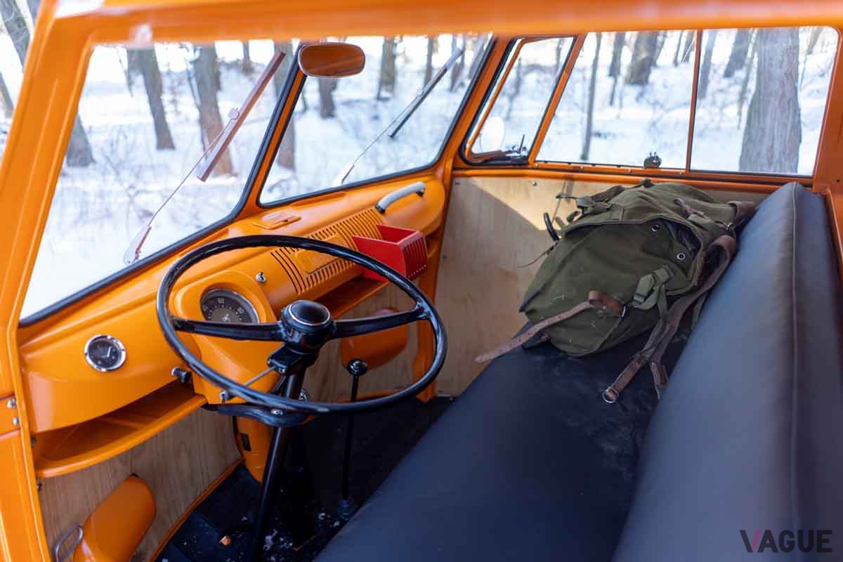 VWタイプIIベースの8輪車「ハーフトラック・フォックス」のインテリア