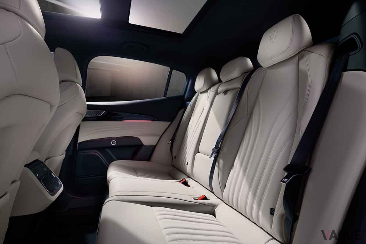 マセラティ新型「グレカーレ」の後席
