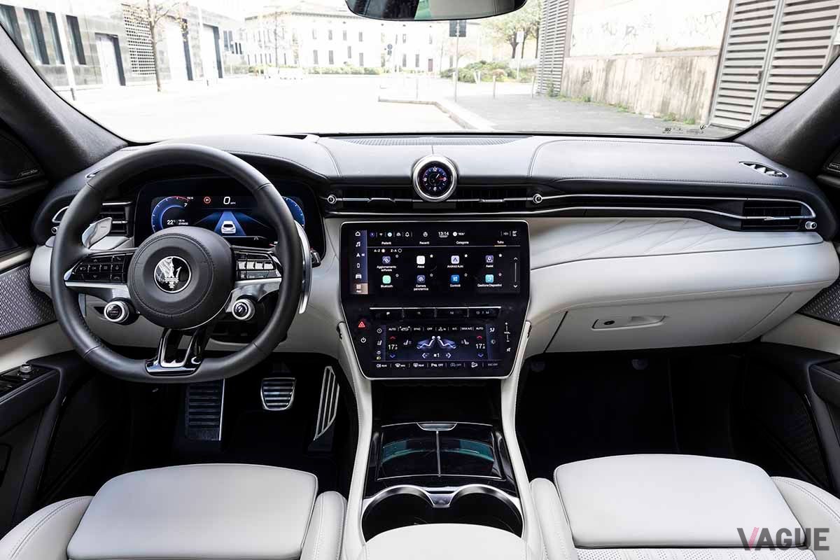 マセラティ新型「グレカーレ」のインパネ