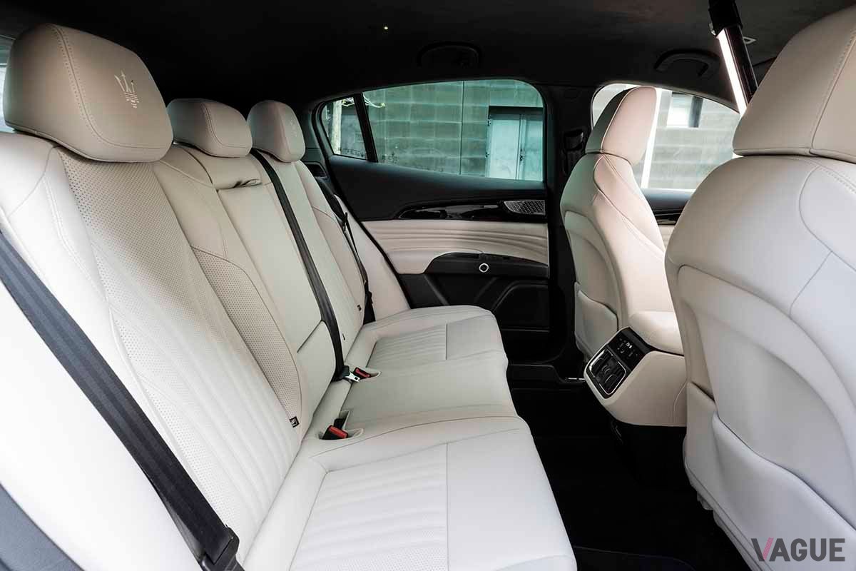 マセラティ新型「グレカーレ」の後席