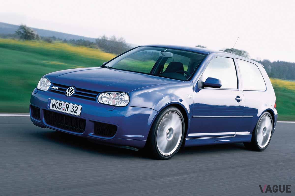 2002年に登場した、4代目ゴルフをベースにした初代「ゴルフR32」