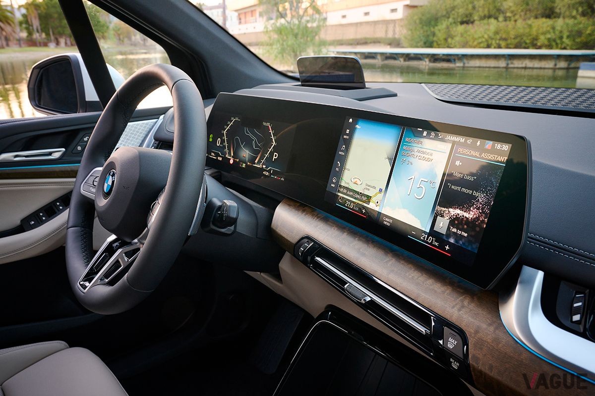 BMW新型「2シリーズ・アクティブツアラー」のカーブドディスプレイ