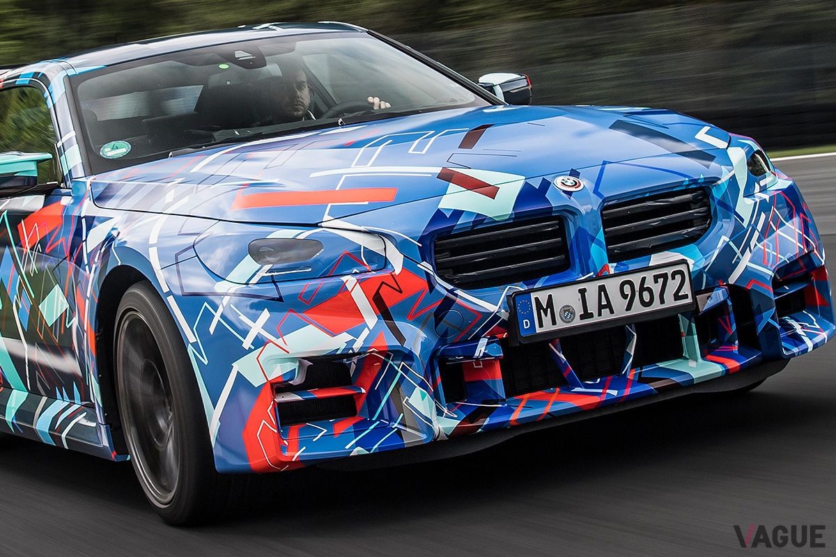 走行テストをおこなう偽装されたBMW新型「M2」