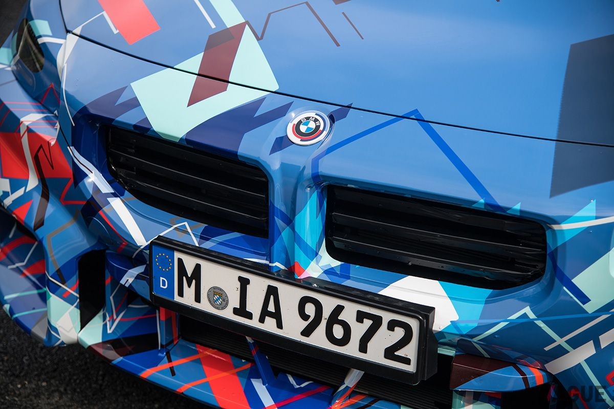 走行テストをおこなう偽装されたBMW新型「M2」