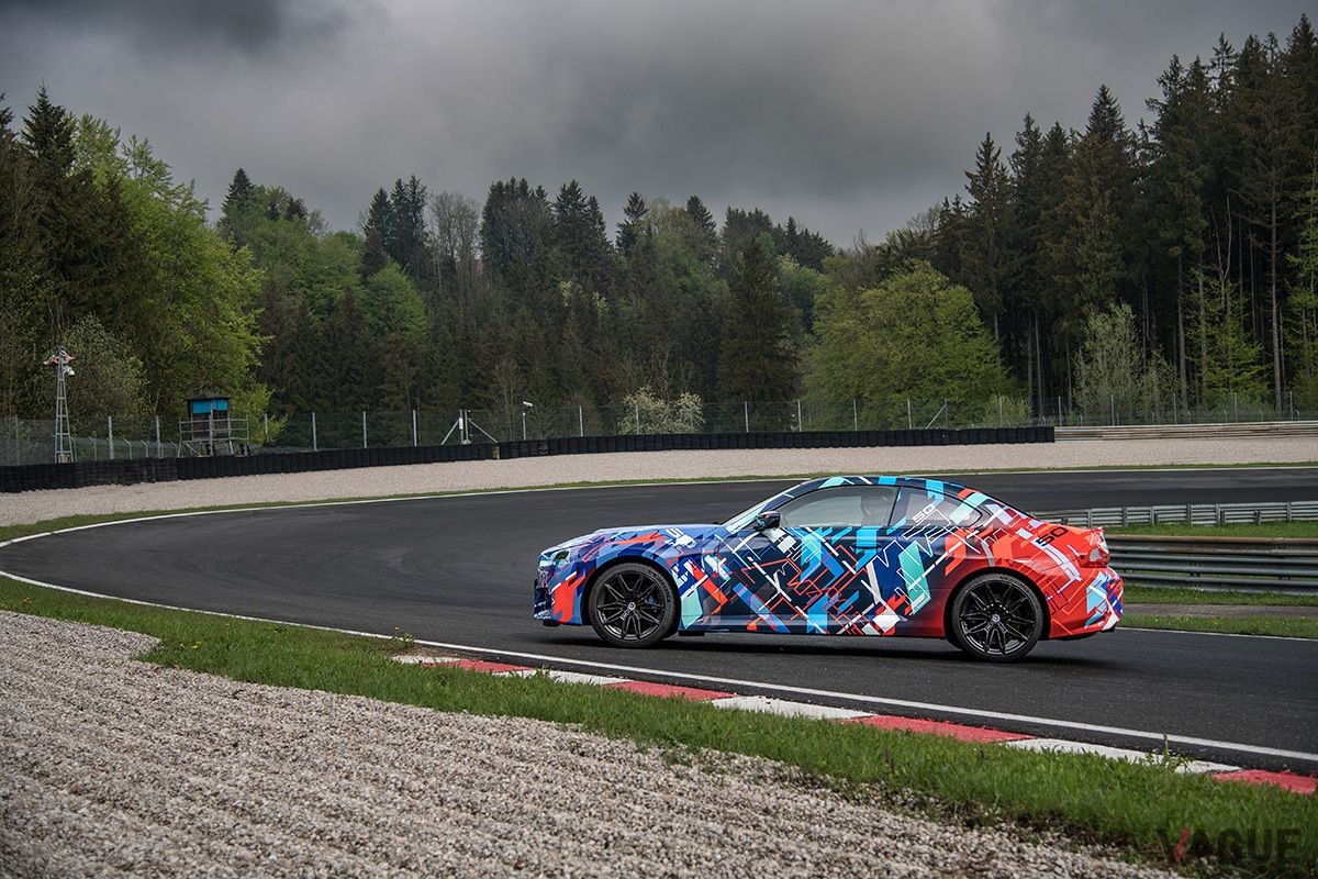 走行テストをおこなう偽装されたBMW新型「M2」