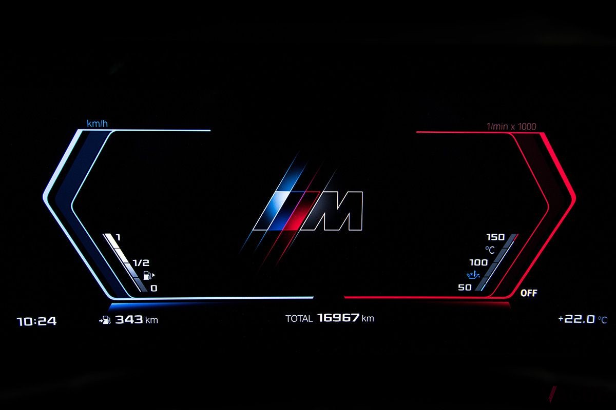開発中のBMW新型「M2」のメーター
