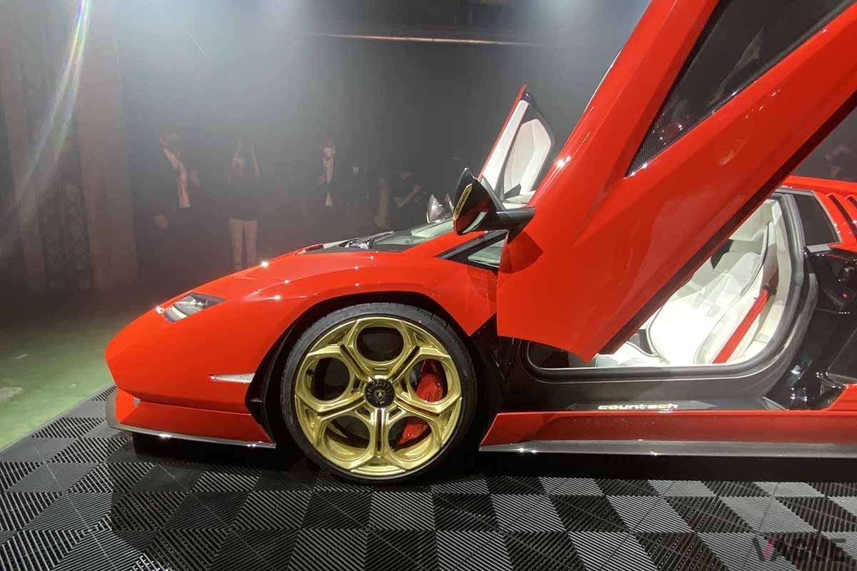 日本初公開されたランボルギーニ新型「カウンタックLPl800-4」
