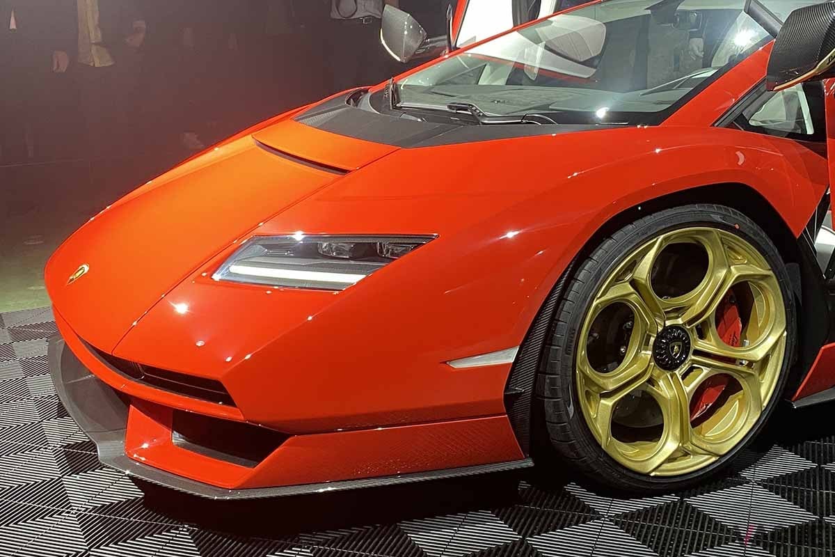 日本初公開されたランボルギーニ新型「カウンタックLPl800-4」