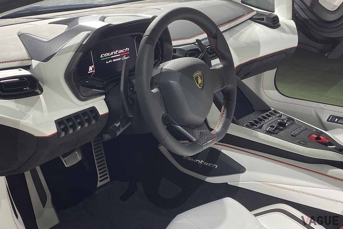 日本初公開されたランボルギーニ新型「カウンタックLPl800-4」のインテリア
