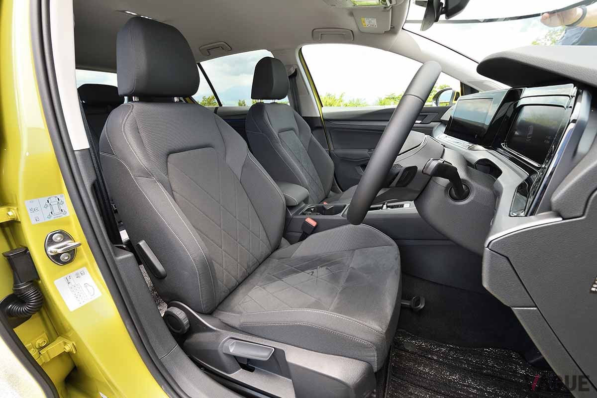 VW新型「ゴルフ」の前席
