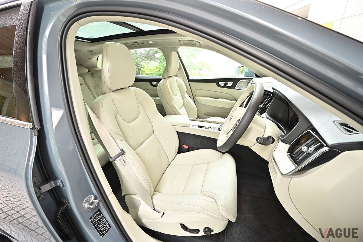 ボルボ「XC60リチャージ プラグインハイブリッドT6 AWD」の前席