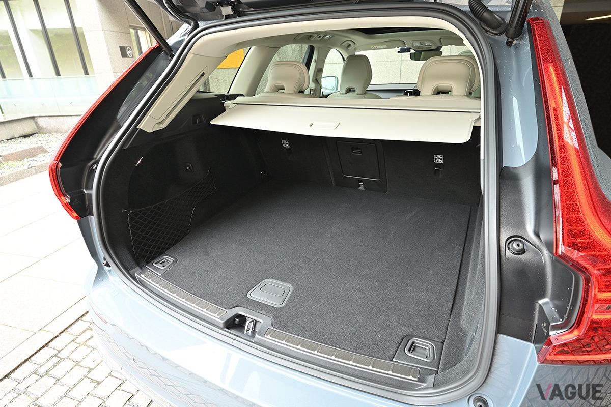 ボルボ「XC60リチャージ プラグインハイブリッドT6 AWD」の荷室
