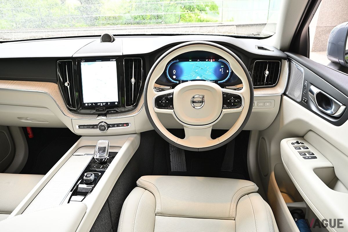 ボルボ「XC60リチャージ プラグインハイブリッドT6 AWD」のインパネ