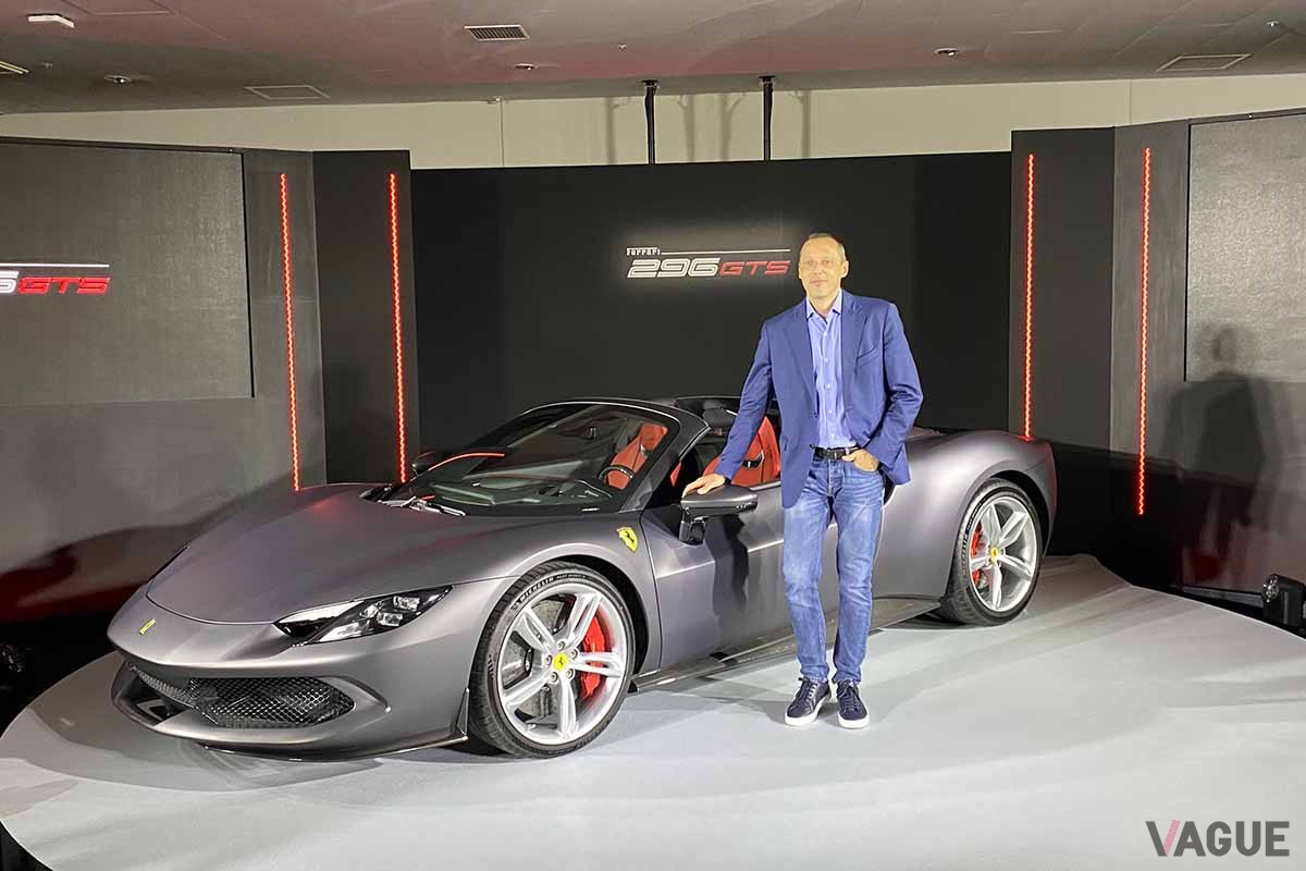 日本初公開されたフェラーリ新型「296GTS」とフェラーリ・ジャパン社長 フェデリコ・パストレッリ氏