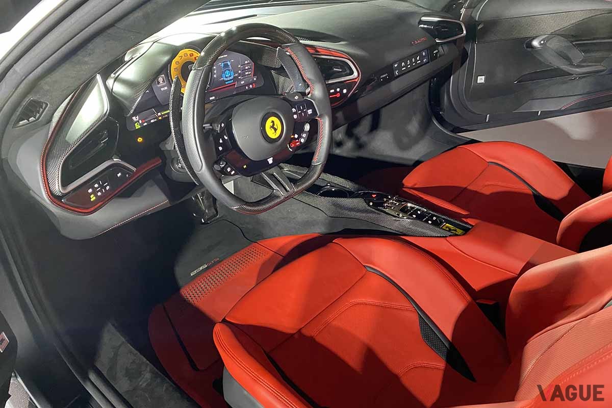 日本初公開されたフェラーリ新型「296GTS」のインテリア