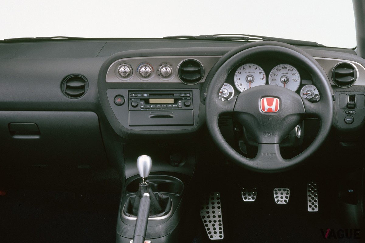 2001年7月2日に発表されたホンダ2代目「インテグラタイプR」のインパネ