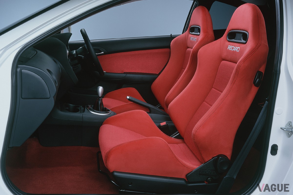 2001年7月2日に発表されたホンダ2代目「インテグラタイプR」の前席