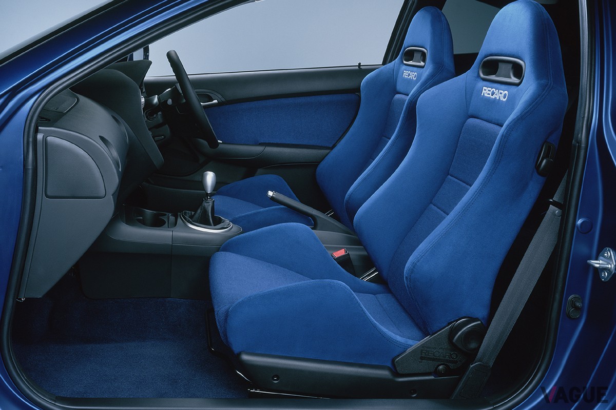 2001年7月2日に発表されたホンダ2代目「インテグラタイプR」の前席