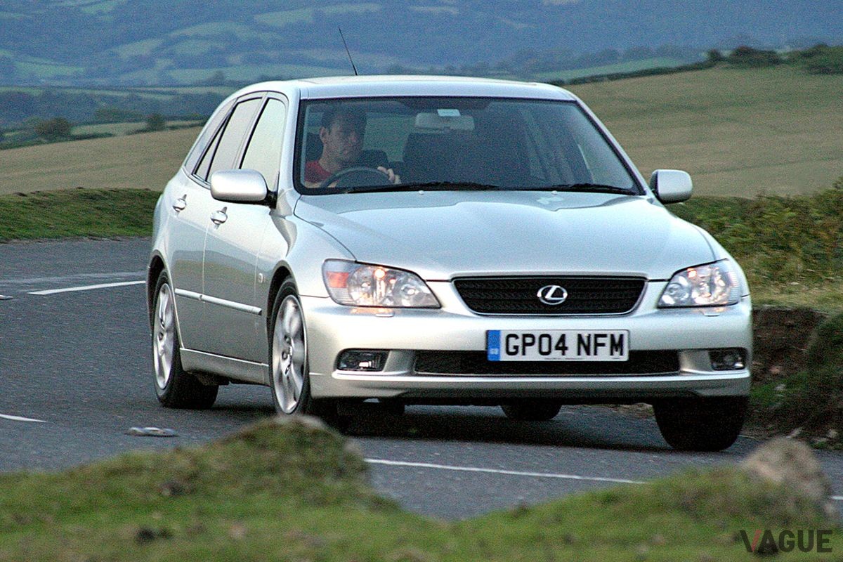 2001年7月2日に発売されたトヨタ「アルテッツァ ジータ」（写真は英国仕様のレクサスIS200 スポーツクロス）