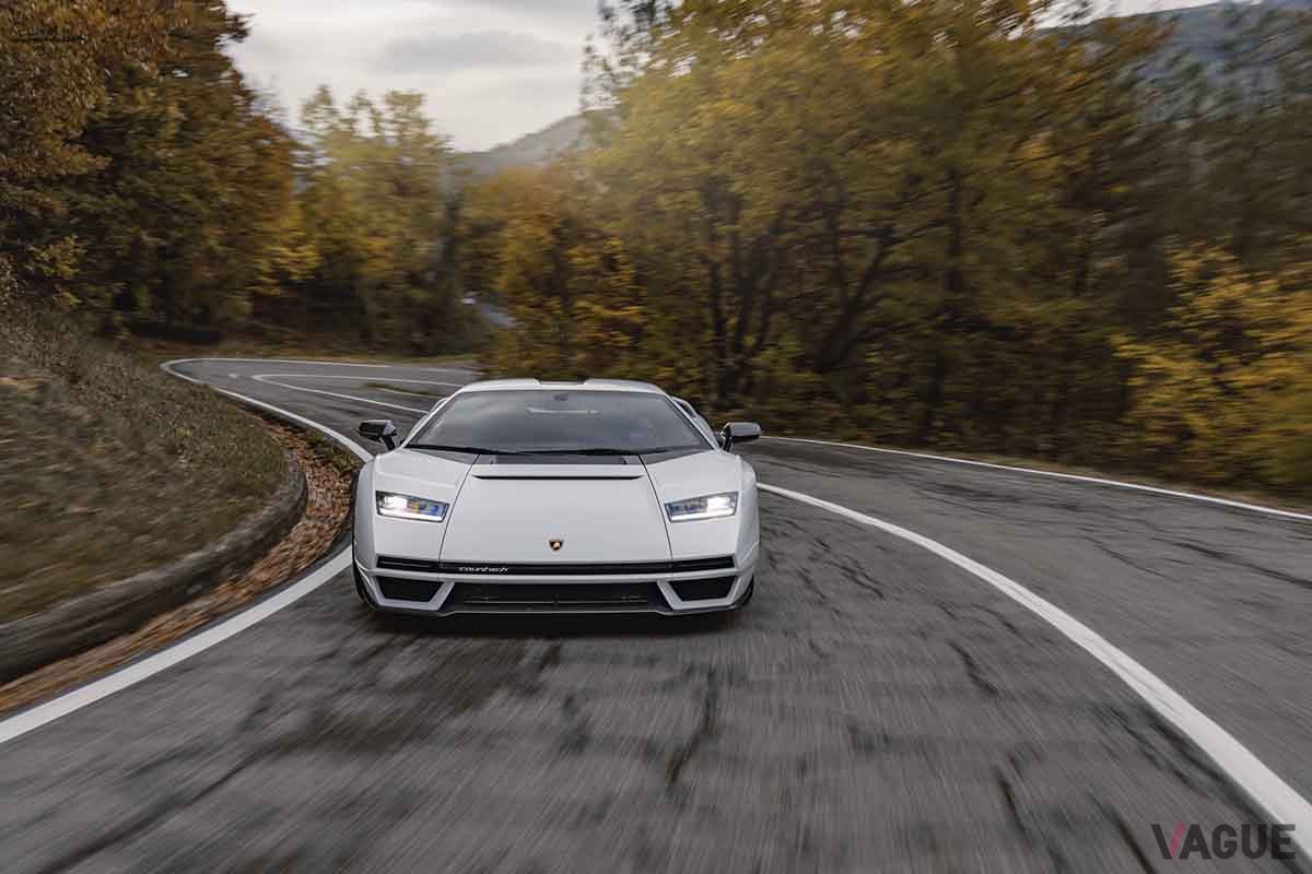 ランボルギーニ新型「カウンタックLPl800-4」の走行シーン