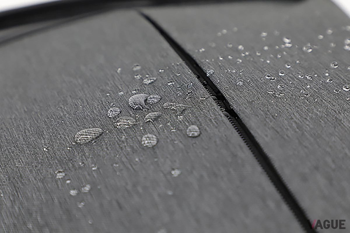 ナイロンとポリエステルを混合した、上品なスーツ生地の風合いでつくられたバッグ。軽量で優れたはっ水性があり、ソフトな質感ながら、くたっとしない美しいシルエットが特徴的