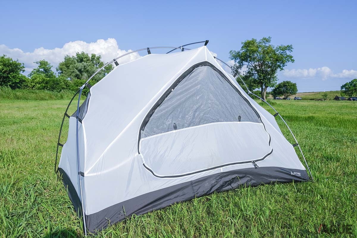 ショックコードで1つにまとめられたY字ポールと、I字ポールの2本で組み立ても簡単。天井が広く、垂直に近い壁面はシュラフに触れにくいため結露にも強い