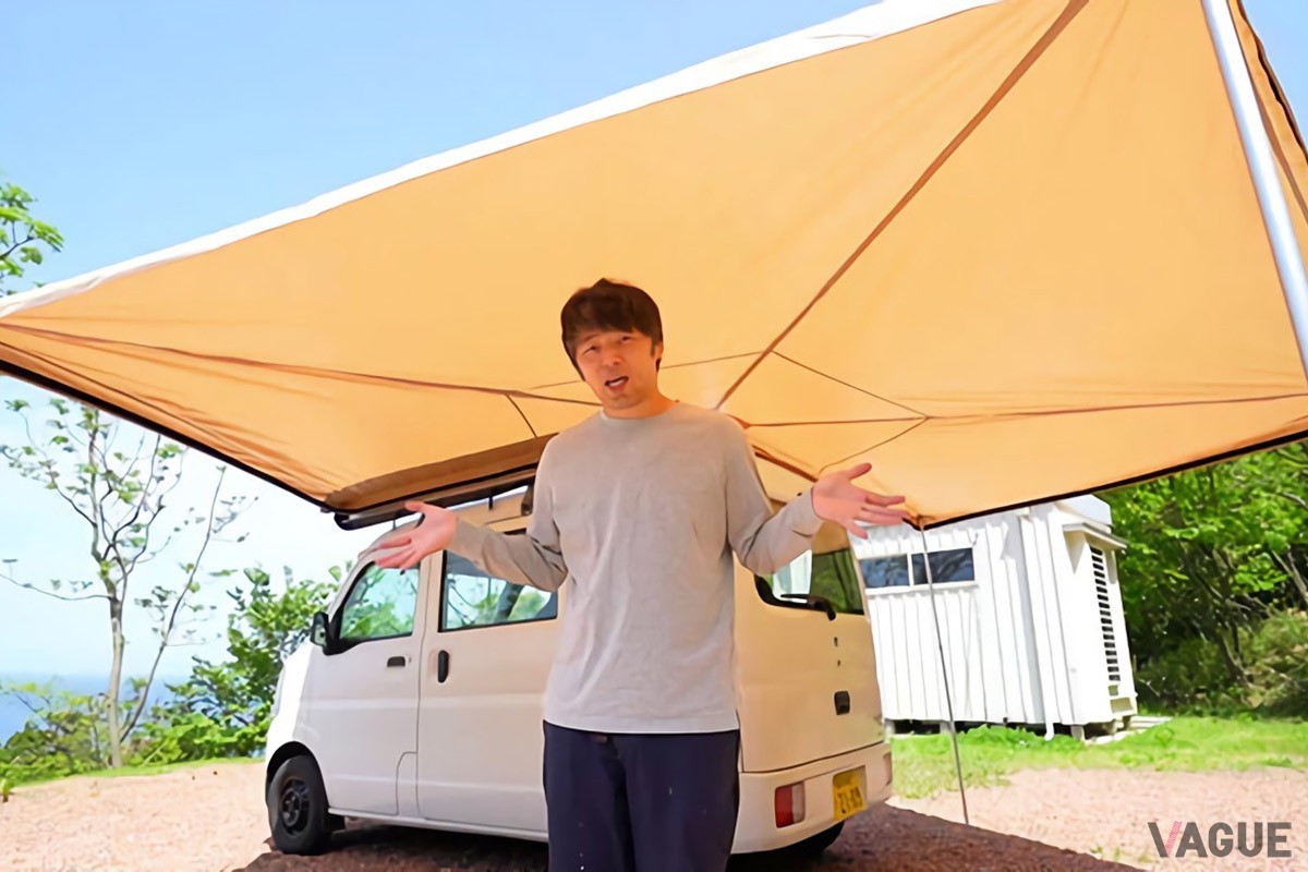 エブリィをもとに開発した「扇形カーサイドタープ」。車体の脇からバックドアまでを覆うワイドサイズでソロキャンプはもちろん、デュオやファミリーでの利用にも十分だ